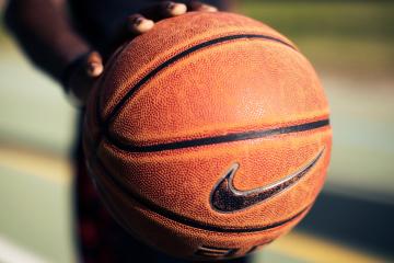 IM体育数据分析平台-法拉利鏖战阿斯顿马丁，佩雷兹扛起全队的孤勇之战