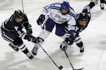 IM体育社区互动入口-红牛绝杀阿斯顿马丁，塞恩斯扛起全队—一场注定载入史册的胜利