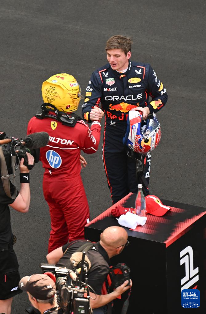 IM体育下载-哈斯车队翻盘红牛二队,汉密尔顿高光表现的简单介绍