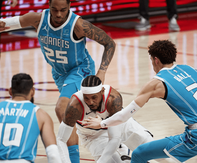 IM体育在线注册-四川队鏖战青岛队，利拉德统治全场